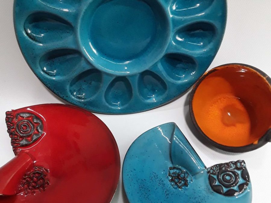 Variedad de piezas de cerámica en La Ranilla Espacio Artesano